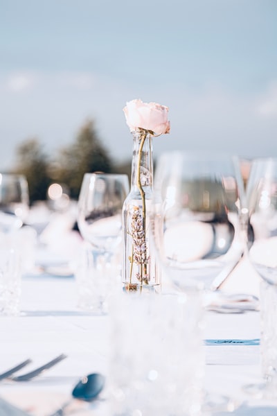 桌子上玻璃瓶里的白玫瑰
